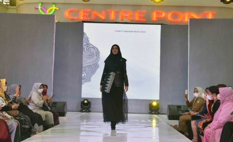 Tampil Pesona di Ajang Fashion Week Sumut, Ny Maya Pakai Songket Batubara