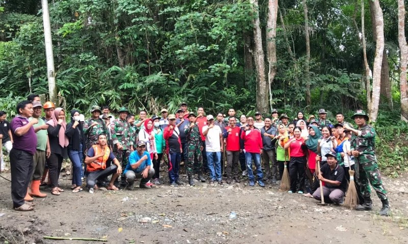 Batalyon Infanteri 125/Si’mbisa melalui pos Jinak melaksanakan karya bakti, dengan bergotong royong bersama masyarakat membersikan jalan Desa Kulasar.