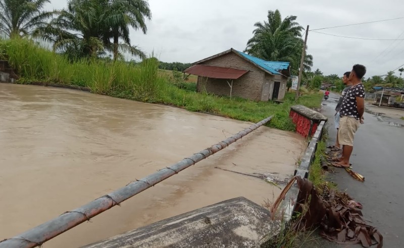 KONDISI air Dam/Irigasi Cahaya Pardomuan/Air Hitam, Datuk Limapuluh, Batubara telah meluber melebihi ketinggian ambang batas, menyusul terjadi hujan mengguyur wilayah sekitar.