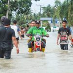 Bupati Sergai Darma Wijaya saat menggunakan kereta menghampiri warganya yang terdampak banjir