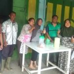 Teks Poto : BUPATI Sergai H. Darma Wijaya seorang diri mengunjungi posko banjir di Sei Rampah, Sabtu (17/12/2022).