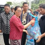 Owner Singapore Land Batubara Jhonatal Pangaribuan didampingi Istrinya saat memberikan bantuan kepada warga setempat