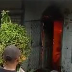 Kobaran api terlihat dari dalam rumah warga kelurahan Tanjungtiram