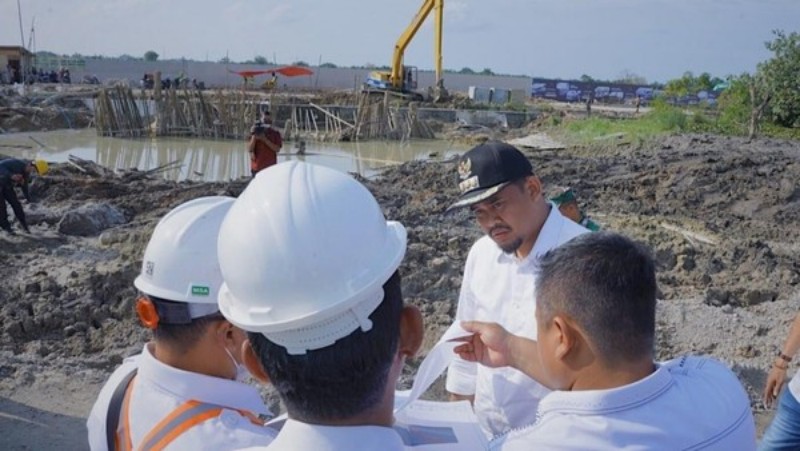 Wali Kota Medan Bobby Nasution saat meninjau proyek Islami Center