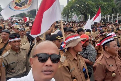 Kades Asal Batubara Suhaimi saat aksi dikantor DPR RI Jakarta