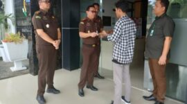Kepala Kejaksaan Negeri Batubara Amru E. Siregar didampingi
Kepala Seksi Intelijen Kejaksaan Negeri Batubara Doni Harahap, S.H, Kepala Seksi Tindak Pidana Umum Kejaksaan Negeri Batubara Vinsensius Tampubolon,S.H, 	Jaksa Penuntut Umum I (King Richter Sinaga,S.H.),	Jaksa Penuntut Umum II (Cosman Oktaniel Girsang,S.H.) saat menyerahkan surat penetapan RJ terhadap tersangka Muhammad Syafii.