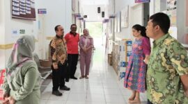 Plt Kepala Dinas Kesehatan Pengendalian Penduduk dan Keluarga Berencana Kabupaten Batubara dr. Deni Syahputra saat mengunjungi Puskesmas Sei Bejangkar Jum'at (10/3/2023)