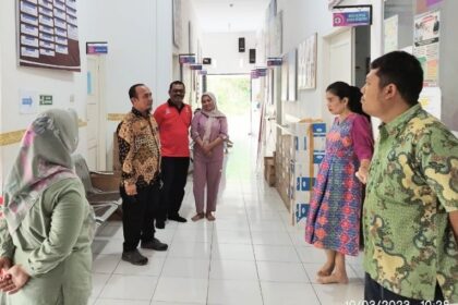 Plt Kepala Dinas Kesehatan Pengendalian Penduduk dan Keluarga Berencana Kabupaten Batubara dr. Deni Syahputra saat mengunjungi Puskesmas Sei Bejangkar Jum'at (10/3/2023).