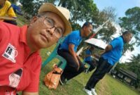 Manager SSB Batubara Bertuah Abdul Gani saat berfoto dilapangan bola kaki 