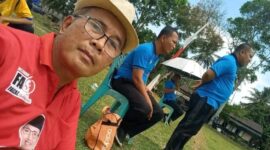 Manager SSB Batubara Bertuah Abdul Gani saat berfoto dilapangan bola kaki 