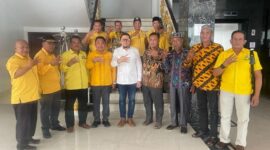 Ketua komisi II DPR RI Ahmad Doli Kurnia Tanjung didampingi Wakil Ketua DPRD Batubara Ismar Khomri SS saat foto bersama peserta sosialisasi program PTSL di Singapore Land Kecamatan Sei Balai, Minggu (12/3/2023)