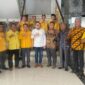 Ketua komisi II DPR RI Ahmad Doli Kurnia Tanjung didampingi Wakil Ketua DPRD Batubara Ismar Khomri SS saat foto bersama peserta sosialisasi program PTSL di Singapore Land Kecamatan Sei Balai, Minggu (12/3/2023)