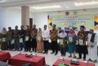 Ketua Komisi II DPR RI Ahmad Doli Kurnia Tanjung saat menyerahkan sertifikat gratis kepada masyarakat pada acara sosialisasi program strategis PTSL di Singapore Land Kecamatan Sei Balai, Minggu (12/3/2023).
