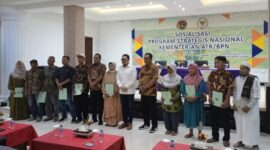 Ketua Komisi II DPR RI Ahmad Doli Kurnia Tanjung saat menyerahkan sertifikat gratis kepada masyarakat pada acara sosialisasi program strategis PTSL di Singapore Land Kecamatan Sei Balai, Minggu (12/3/2023).