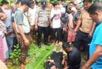 Mayat Rojali saat dievakuasi dari parit bekoan saat ditemukan warga sudah tak bernyawa 