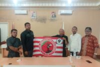 Ketua Partai PKN Labuhanbatu Ucok Bangun bersama timnya saat menyerahkan bendera partai ke kantor KPU Labuhanbatu 