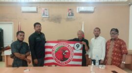 Ketua Partai PKN Labuhanbatu Ucok Bangun bersama timnya saat menyerahkan bendera partai ke kantor KPU Labuhanbatu 