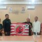 Ketua Partai PKN Labuhanbatu Ucok Bangun bersama timnya saat menyerahkan bendera partai ke kantor KPU Labuhanbatu 