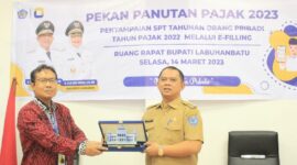 Bupati Labuhanbatu saat menyerahkan cendramata kepada kepala pajak