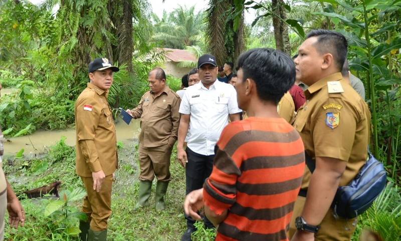 Bupati Batubara Zahir meninjau lokasi banjir dikelurkan Lima Puluh