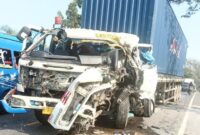 Mobil truk Kontainer ringsek pada bagian kepala yang terparkir di Jalinsum Tanah Gambus
