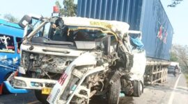 Mobil truk Kontainer ringsek pada bagian kepala yang terparkir di Jalinsum Tanah Gambus