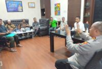 Kapolres Sergai AKBP.Dr. Ali Machfud SIK, MIK saat memberikan arahan kepada kepada perwakilan kelompok 80 di ruang kerjanya, Kamis (16/3/2023)