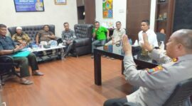 Kapolres Sergai AKBP.Dr. Ali Machfud SIK, MIK saat memberikan arahan kepada kepada perwakilan kelompok 80 di ruang kerjanya, Kamis (16/3/2023)