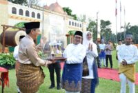 Bupati Batubara Zahir saat memberikan hadiah pada acara MTQ tingkat Kabupaten Batubara yang diterima langsung dari Kakan Kemenag Batubara 