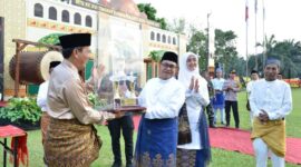 Bupati Batubara Zahir saat memberikan hadiah pada acara MTQ tingkat Kabupaten Batubara yang diterima langsung dari Kakan Kemenag Batubara 