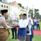 Bupati Batubara Zahir saat memberikan hadiah pada acara MTQ tingkat Kabupaten Batubara yang diterima langsung dari Kakan Kemenag Batubara 