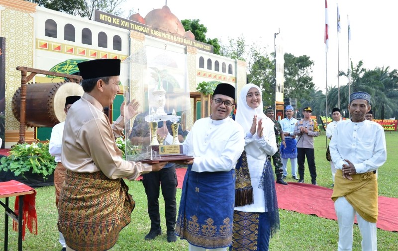 Bupati Batubara Zahir saat memberikan hadiah pada acara MTQ tingkat Kabupaten Batubara yang diterima langsung dari Kakan Kemenag Batubara