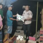 (Plt) Kepala Dinas Sosial Labuhanbatu, Syahrizal Hasibuan, SE saat menyalurkan bantuan kepada bapak Sumarno dilokasi kebakaran, Senin (20/03/2023) malam.