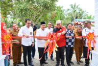 Bupati Batubara Zahir didampingi Ketua Kadin Batubara OK Faizal dan Ketua Gemkara Batubara Khairul Muslim dan Dinas Terkait pada acara pengguntingan pita sebagai tanda gedung BLK Batubara di resmikan.