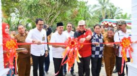 Bupati Batubara Zahir didampingi Ketua Kadin Batubara OK Faizal dan Ketua Gemkara Batubara Khairul Muslim dan Dinas Terkait pada acara pengguntingan pita sebagai tanda gedung BLK Batubara di resmikan.