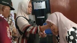 Guru Sekolah dan Wali Murid SDN 05 Desa Mesjid Lama saat melakukan perdamaian di kantor Balai Desa, Jum'at (24/3/2023).