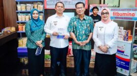 Bupati Labuhanbatu dr. H. Erik Adtrada Ritonga, M.KM Didampingi Ibu Bupati dan Ibu Wakil Bupati saat foto bersama di acara Stunting.
