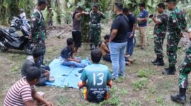 Teks foto : Saat pemeriksaan para terduga pelaku tindak pidana narkoba di Makodim 0209/LB..