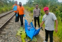Jasad Mister X Saat di Evakuasi dari Rek Kereta Api Kecamatan Lima Puluh 