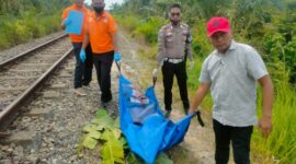 Jasad Mister X Saat di Evakuasi dari Rek Kereta Api Kecamatan Lima Puluh 