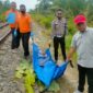 Jasad Mister X Saat di Evakuasi dari Rek Kereta Api Kecamatan Lima Puluh 