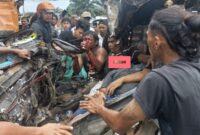 Zulnas.com, Batubara -- Seorang supir terjepit saat lakalantas di Petatal Kecamatan Datuk Tanah Datar..