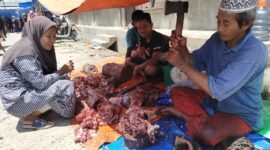 Pedagang Daging di Pasar Tradisional Kecamatan Tanjung Tiram saat menjual dagangan 