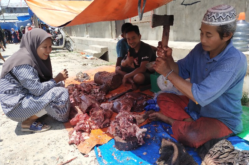 Pedagang Daging di Pasar Tradisional Kecamatan Tanjung Tiram saat menjual dagangan