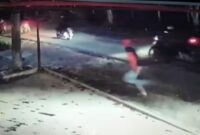 Sekelompok Pemuda yang diduga sebagai Geng Motor di Asahan bereaksi dengan memukul...