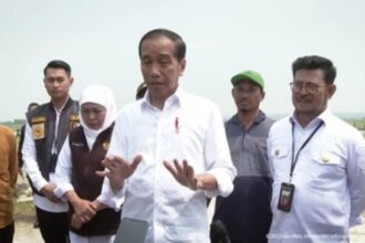 Teks foto : Foto: Keterangan Pers Presiden Jokowi usai tanam padi bersama petani di Tuban, (6/4/2023). (Tangkapan layar youtube Setpres RI).