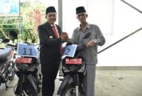 Bupati Batubara Zahir saat menyerahkan secara simbolis bantuan kendaraan dinas kepada Ketua MUI di Kabupaten Batubara