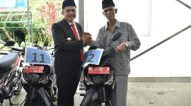 Bupati Batubara Zahir saat menyerahkan secara simbolis bantuan kendaraan dinas kepada Ketua MUI di Kabupaten Batubara