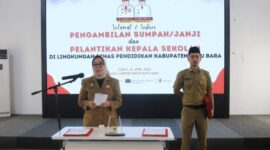 Sekretaris Daerah (Sekda) Kabupaten Batubara Norma Deli Siregar saat melantik sebanyak 13 Kepala Sekolah SD dan SMP di Batubara