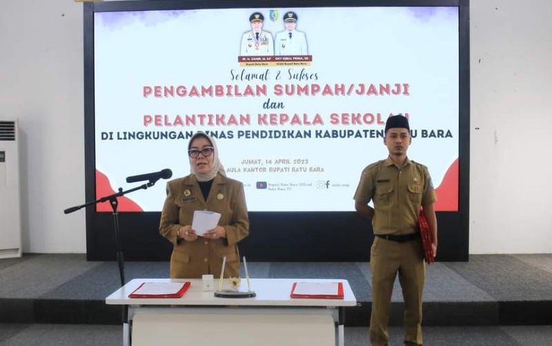 Sekretaris Daerah (Sekda) Kabupaten Batubara Norma Deli Siregar saat melantik sebanyak 13 Kepala Sekolah SD dan SMP di Batubara